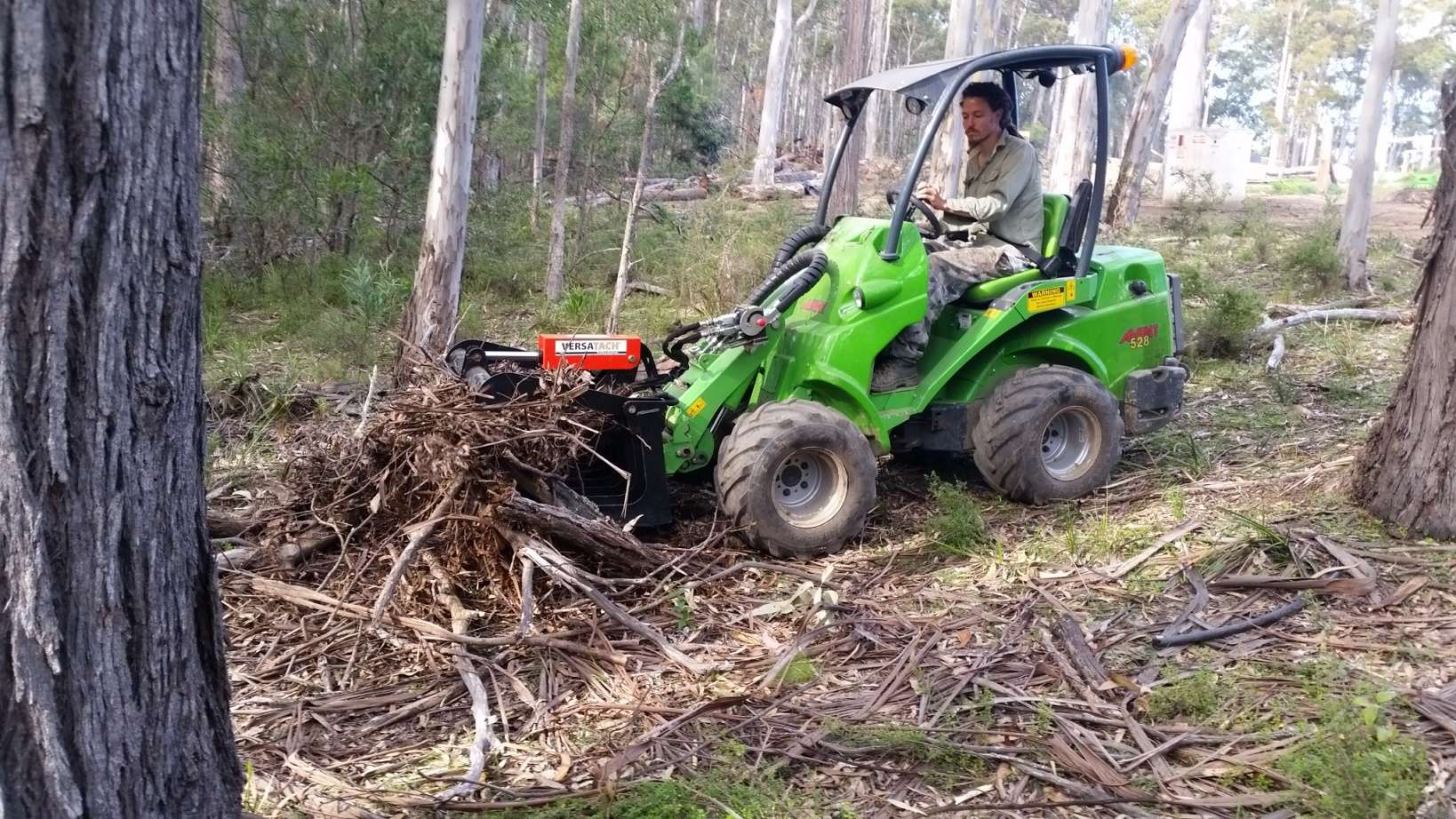 Improve efficiency with an Avant ArborPro Loader